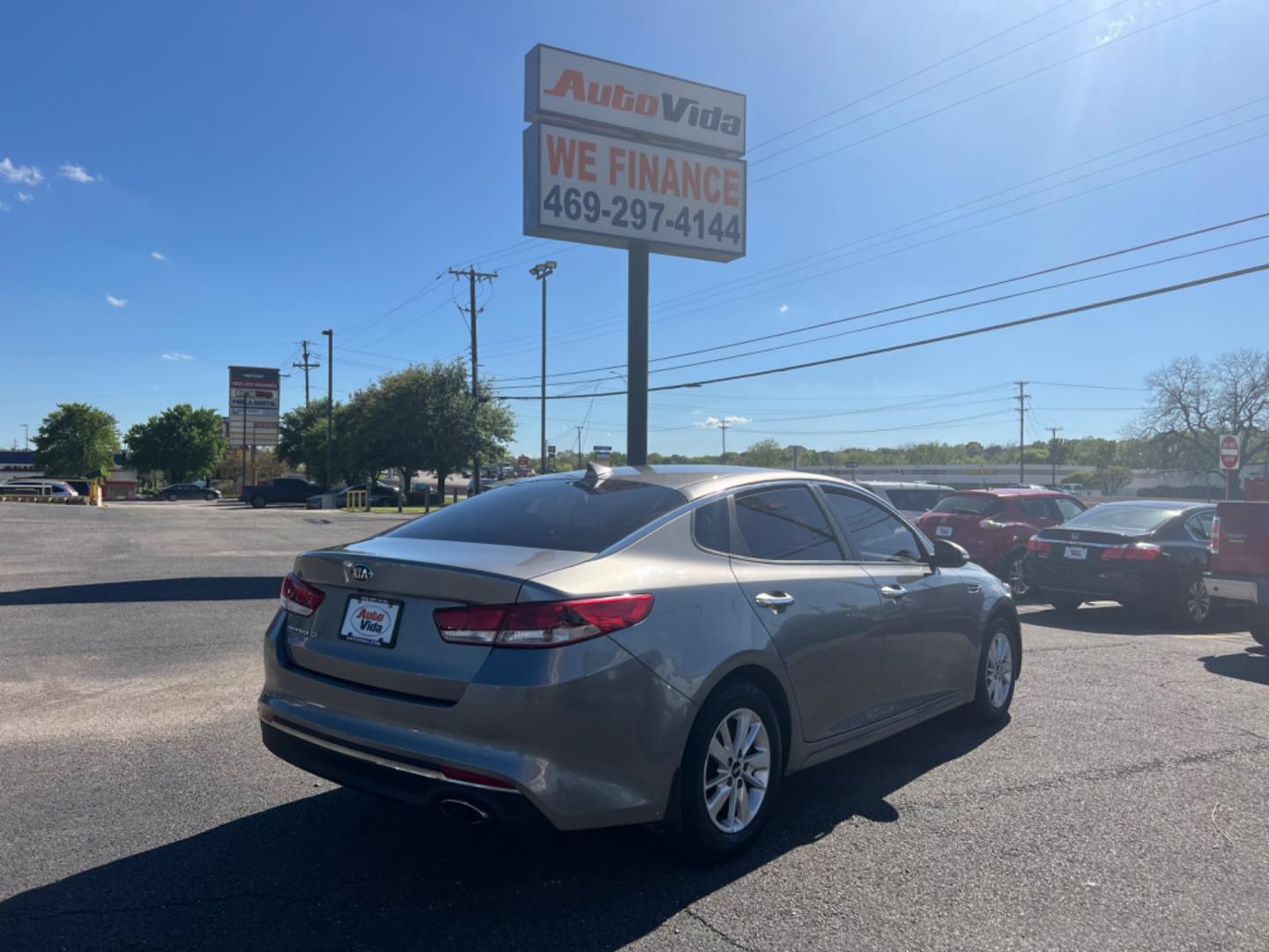 2017 GRAY Kia Optima LX (5XXGT4L36HG) with an 2.4L L4 DOHC 16V engine, 6A transmission, located at 420 I-35E, Lancaster, TX, 75146, (469) 297-4144, 32.593929, -96.823685 - Photo#6